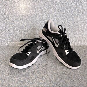 Nike Training Youth Size 5.5 Black White Unisex Sneakers Shoes